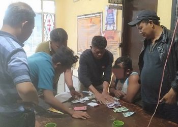 Pelaku judi togel, R. Simbolon dan barang bukti saat diamankan di Polsek Saribudolok