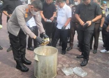 Kapolrestabes Medan Kombes Pol Valentino Alfa Tatareda SIK MSi melakukan pemusnahan narkoba. (Foto Ist)