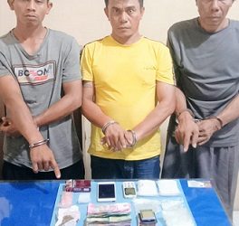 Ketiga pelaku dan barang bukti 
