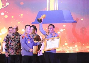 Kapolri Jenderal Pol Listyo Sigit Prabowo memberikan piagam Kompolnas Awaed 2023. kepada Irjen Pol RZ Panca Putra Simanjuntak bertempat di The Sultan Hotel & Residence Jakarta. (Foto Ist)