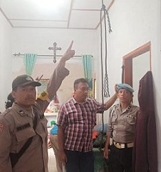 personil Polsek Raya saat melakukan olah TKP