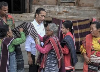 Presiden RI Joko Widodo saat dipakaikan ulos