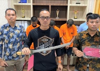 Kasat Reskrim Polres Deliserdang Kompol I Kadek Heri Cahyadi SIK menunjukan barang bukti sajam yang digunakan kelompok begal. (Foto Ist)