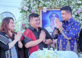 Wali Kota Medan Bobby Nasution melayat jenazah almarhum yang disemayamkan di Pardede Hall. (Foto Ist)