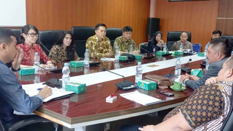 Komisi III DPRD Medan gelar rapat dengar pendapat dengan PT Prudential Life Insurance ( Prudential Indonesia) terkait klaim nasabahan yang tak dibayar. (Foto Romulo)