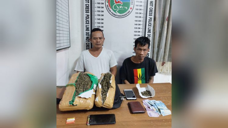 Kedua pelaku, Oscar Julius F. Harianja alias Oscar dan Eka Juniko Sinaga Alias Juni beserta barang bukti sudah diamankan Sat Narkoba Polres Siantar