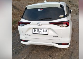 mobil Toyota Avanza BK 1849-TAA dikemudikan Alfredo Lubis alias Kurcok saat ditemukan di Lapangan daerah Nagahuta