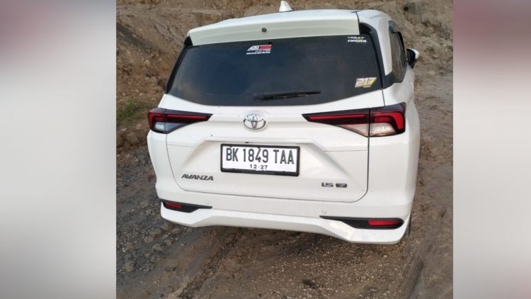 mobil Toyota Avanza BK 1849-TAA dikemudikan Alfredo Lubis alias Kurcok saat ditemukan di Lapangan daerah Nagahuta