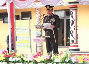 Kapolres Simalungun AKBP Ronald F.C Sipayung SH, SIK, MH membacakan amanat Kapoldasu Irjen. Pol. Drs. R.Z. Panca Putra Simanjuntak, M.Si