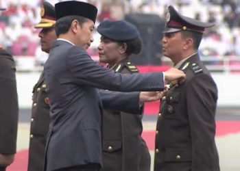 Presiden Jokowi pada peringatan HUT ke-77 Bhayangkara, Sabtu (1/7)  di Gelora Bung Karno, Jakarta menyerahkan penghargaan Bintang Nararya. (Foto Ist)