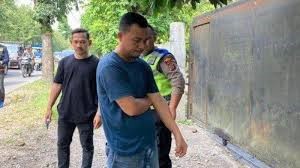 Sopir Toyota Avanza hitam BB 1238 QA, Novirius Waruhu yang menabrak dua orang di Jalan A H Nasution, Medan. (Foto Ist)