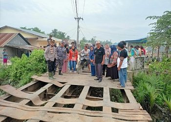 Muspika Bandar Khalipah mengecek kondisi Jembatan yang rusak parah di Desa Kayu Besar.