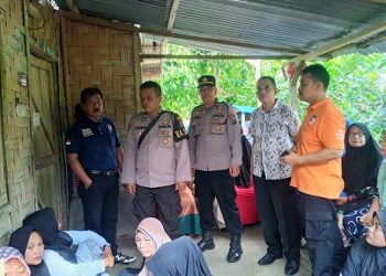 Personil Polres Tebing Tinggi dan Polsek Sipispis saat melakukan olah TKP dirumah korban