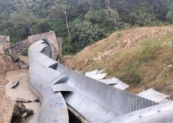 Gorong-gorong galvanis yang kemudian roboh di Outer Ring Road (Jalan Lingkar luar) Kota Pematang Siantar