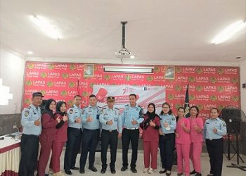 Kalapas Kelas IIB Tebing Tinggi, Anton Setiawan photo bersama para pegawai dan tenaga kesehatan diela sela kegiatan donor darah