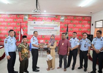 Kalapas Kelas IIB Tebing Tinggi, Anton Setiawan memberikan bantuan kepada warga