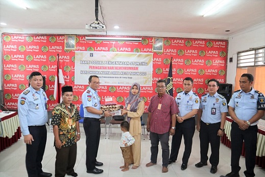 Kalapas Kelas IIB Tebing Tinggi, Anton Setiawan memberikan bantuan kepada warga