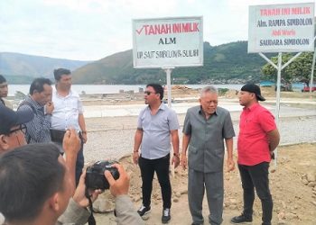 Dwi Ngai Sinaga,SH, MH didampinggi Bennri Pakpahan, SH penasehat hukum pemilik lahan Saudara Simbolon di kawasan Waterfront City di Jalan Putri Lopian, Desa Pardomuan 1, Kecamatan Pangururan, Kabupaten Samosir Pangururan. (Foto Ist)