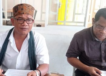 Ketua Bidang Hukum dan HAM PPAB-Simalungun, Hermanto Hamonangan Sipayung SH, didampingi Wakil Sekretaris Rohdian Purba MSi, saat konfrensi pers soal tanah adat dan tanah ulayat