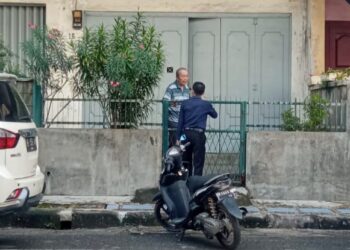 Kepling III Kelurahan Tebing Tinggal Lama, Rustam Efendi saat sampaikan himbauan ke rumah warga