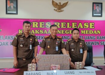 Kejari Medan mengeksekusi barang bukti uang rampasan tindak pidana korupsi dari terpidana Darwin Sembiring senilai Rp 1,3 Miliar. (Foto Ist)