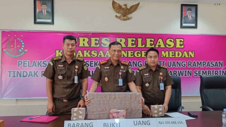 Kejari Medan mengeksekusi barang bukti uang rampasan tindak pidana korupsi dari terpidana Darwin Sembiring senilai Rp 1,3 Miliar. (Foto Ist)
