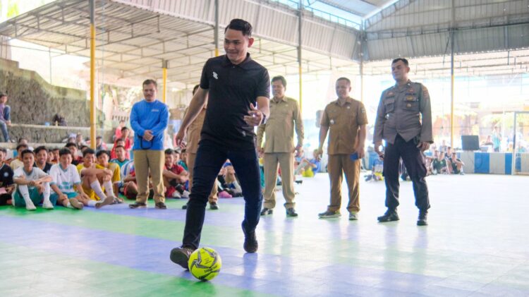 Wakil Ketua AFK Siantar Sertu Ahmad Fadhil Siregar melakukan tendangan pertama pembukaan Turnamen Futsal Remaja Mesjid Cup Tahun 2023