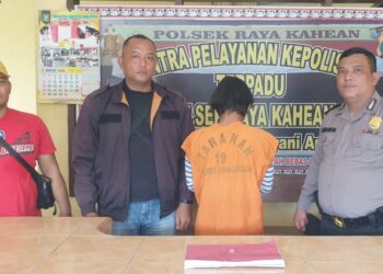 Pelaku AW dan barang bukti diapit Polsek Raya Kahean