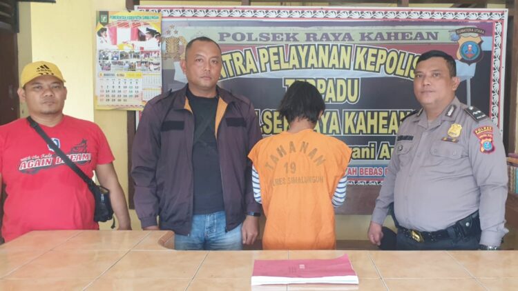 Pelaku AW dan barang bukti diapit Polsek Raya Kahean