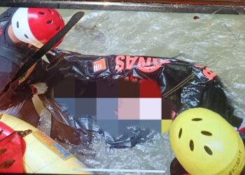 Tim Pos SAR Parapat Danau Toba saat evakuasi jasad korban