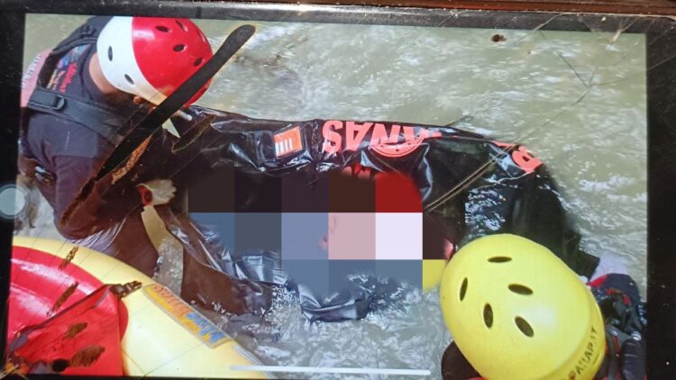 Tim Pos SAR Parapat Danau Toba saat evakuasi jasad korban