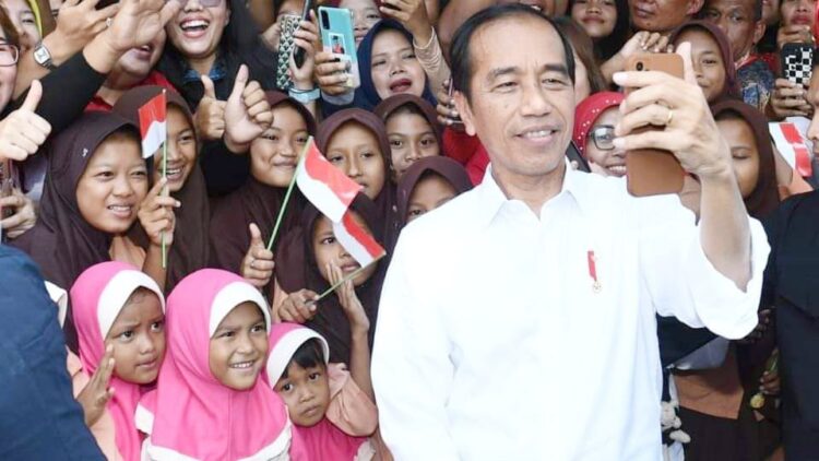 Presiden Joko Widodo meninjau harga sejumlah bahan pokok di Pasar Brahrang, Kota Binjai (Foto Ist)