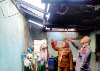 Kapolsek Serbalawan AKP Abdullah Yunus Siregar SH mendatangi lokasi puting beliung