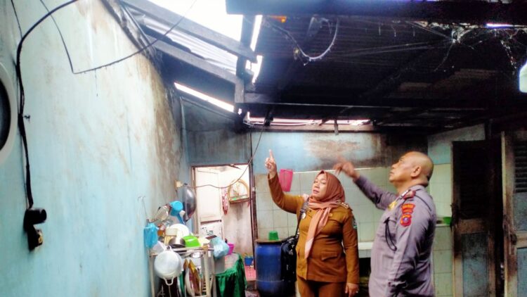 Kapolsek Serbalawan AKP Abdullah Yunus Siregar SH mendatangi lokasi puting beliung