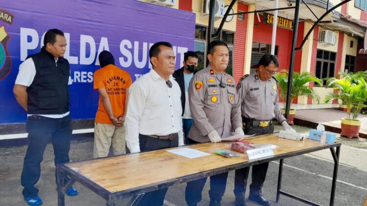 Wakapolres Tebing Tinggi Kompol Asrul Robert Sembiring, SH, MH didampingi Kasat Narkoba AKP JH Panjaitan, S.Sos, SH, M.H dan Kasi Humas AKP Agus Arianto SH saat konferensi pers keberhasilan penangkapan bandar narkoba IAL alias Ijal