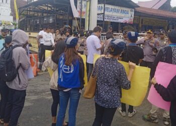 Wakapolres Siantar KOMPOL Pardamean Hutahean SH, SIK, MH yang menerima aksi demontrasi GMKI Siantar Simalungun dan AMM