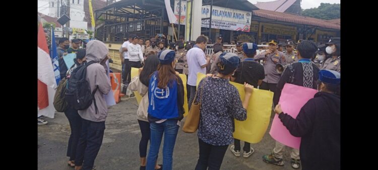 Wakapolres Siantar KOMPOL Pardamean Hutahean SH, SIK, MH yang menerima aksi demontrasi GMKI Siantar Simalungun dan AMM