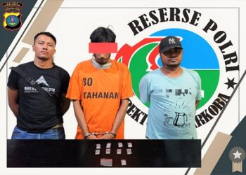 Pelaku SB alias Kancul diapit Tim Opsnal Sat Narkoba Polres Simalungun