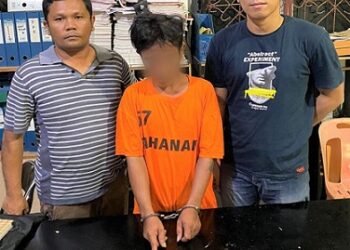 Pelaku P alias Cece beserta barang bukti diapit Tim Opsnal Sat Narkoba Polres Simalungun