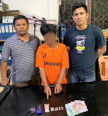 Pelaku P alias Cece beserta barang bukti diapit Tim Opsnal Sat Narkoba Polres Simalungun