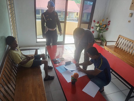 Pelaku DI alias Dedi dan barang bukti saat diamankan Tim gabungan Lidpamfik Denpom I/1 Pematang Siantar dan Subdenpom 1/1-1 Tebing Tinggi