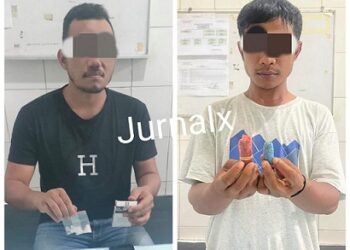 MJS alias Wanda dan AN alias Azri menunjukkan barang bukti masing-masing saat diamankan diruangan pemeriksaan Sat Intelkam Polres Siantar.