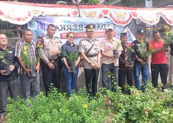 Kapolres Tebing Tinggi AKBP AKBP Andreas Luhut Jaya Tampubolon membagikan sebanyak 780 pot bunga