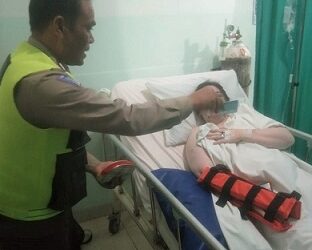 Personil Unit Gakkum Sat Lantas melihat kondisi Warni Ervina Siahaan opname di RS Vita Insani