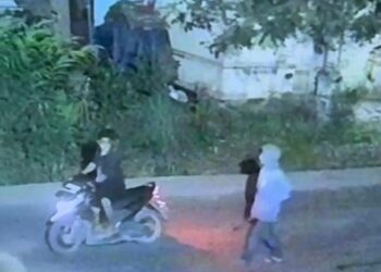 Aksi kedua pria bawa ajam terekam CCTV