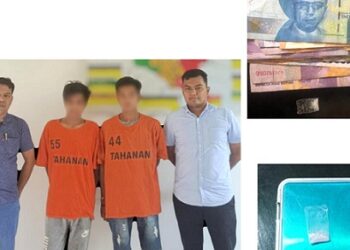 Kedua pria diduga pengedar shabu diapit Unit Reskrim Polsek Bangun dan barang bukti