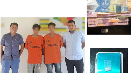 Kedua pria diduga pengedar shabu diapit Unit Reskrim Polsek Bangun dan barang bukti