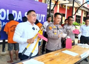Wakapolres Tebing Tinggi Kompol Asrul Robert Sembiring, SH, MH didampingi Kasat Reskrim AKP Junisar Rudianto Silalahi, SH, MH dan Kasi Humas AKP Agus Arianto saat press release keberhasila meringkus tiga pencuri mobil