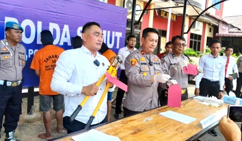Wakapolres Tebing Tinggi Kompol Asrul Robert Sembiring, SH, MH didampingi Kasat Reskrim AKP Junisar Rudianto Silalahi, SH, MH dan Kasi Humas AKP Agus Arianto saat press release keberhasila meringkus tiga pencuri mobil