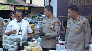 Kapolrestabes Medan Kombes Valentino Alfa Tatareda saat paparan kasus narkoba. (Foto Ist)